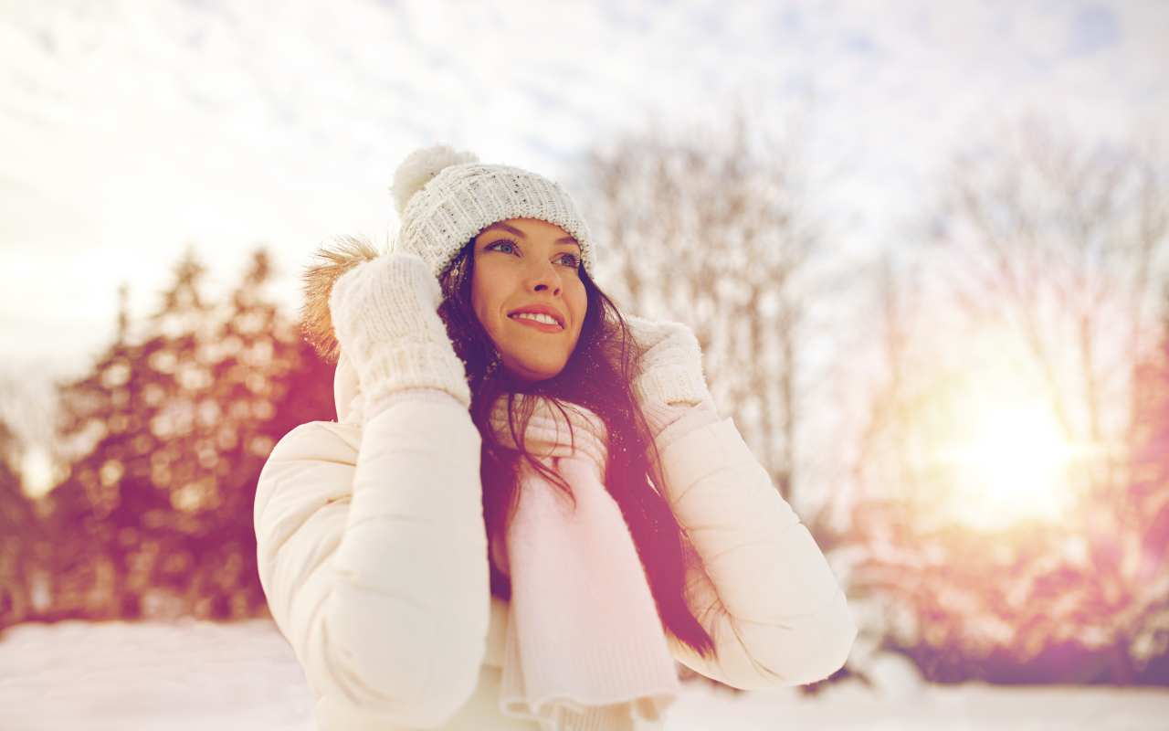 Bądź stylowa zimą – modne damskie czapki