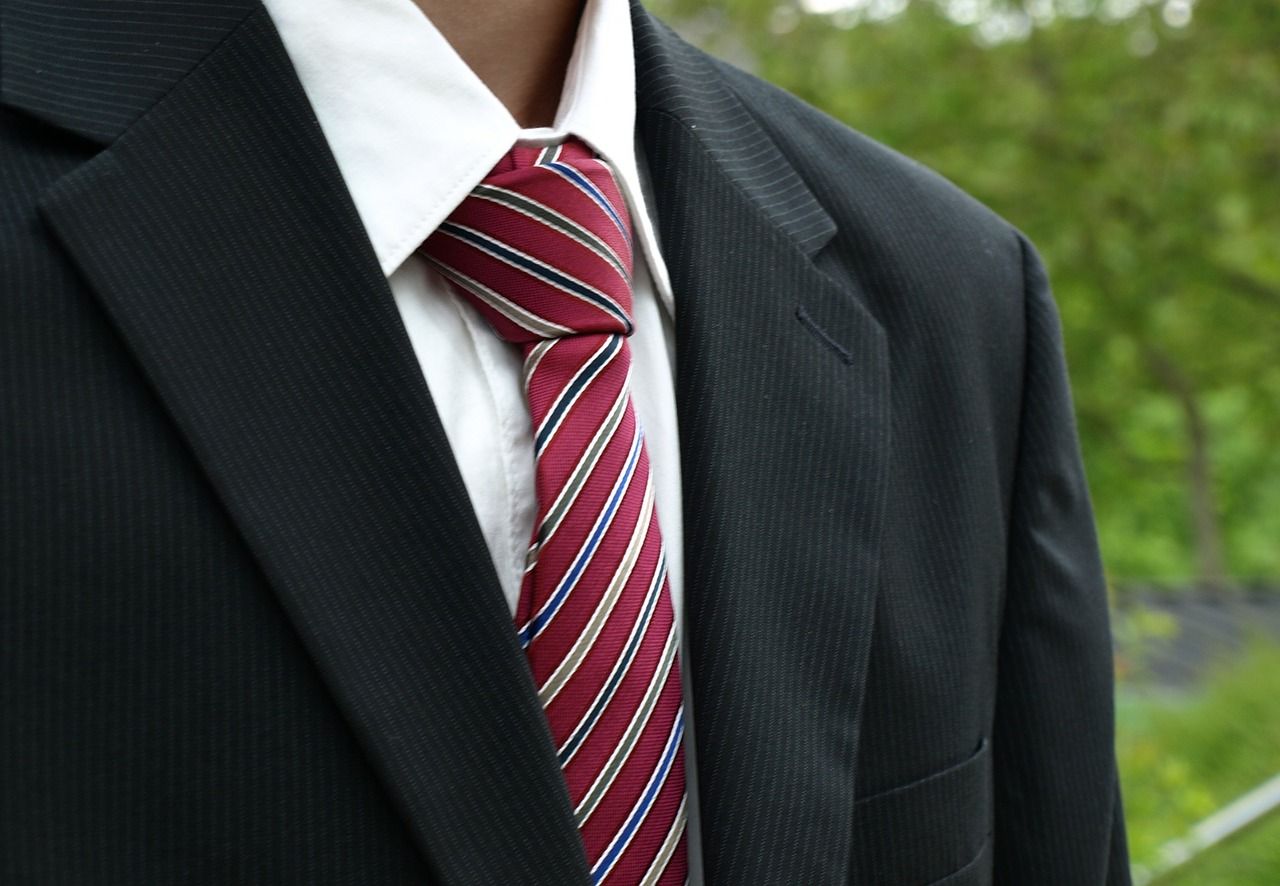 Krótki poradnik – jak stworzyć idealną stylizację dla mężczyzn na wesele