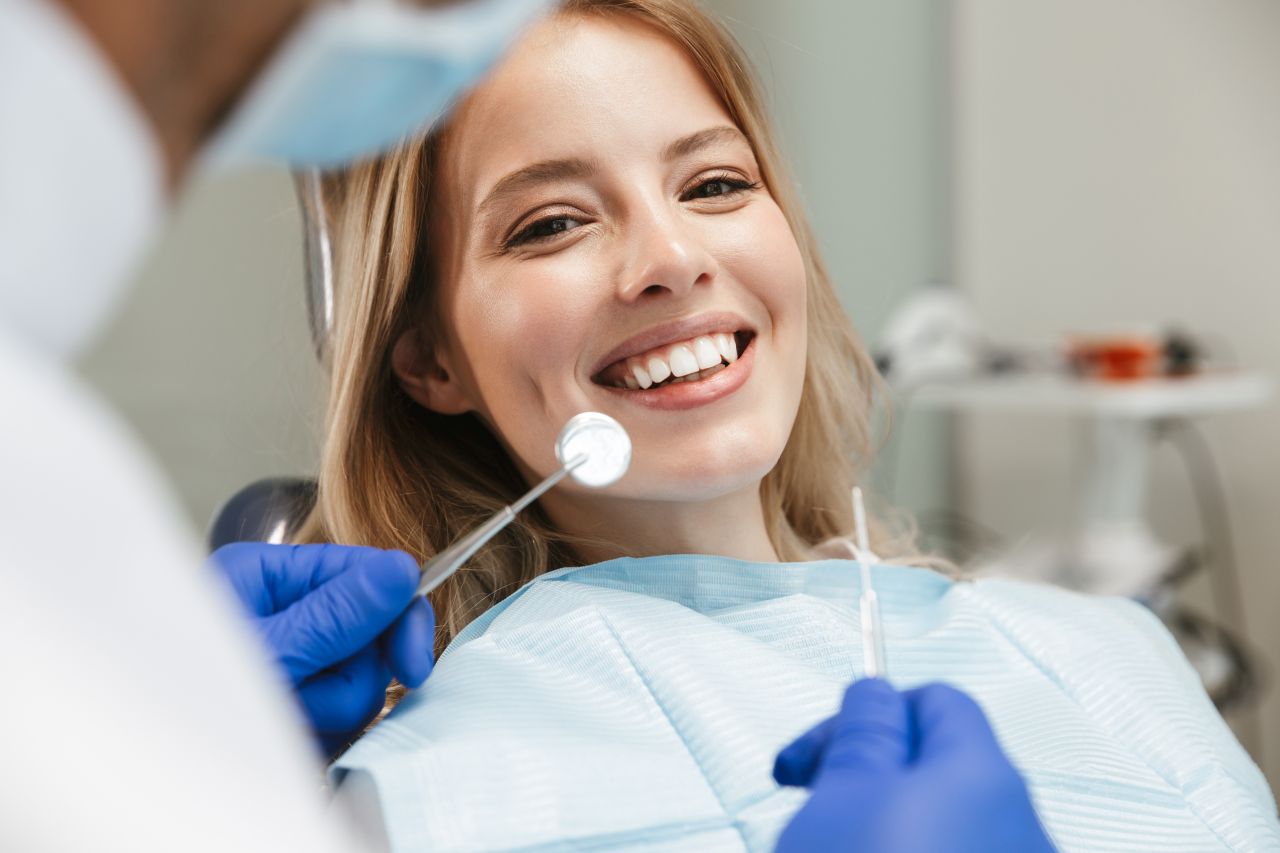 Jakie zabiegi stomatologiczne pozwolą na upiększenie uśmiechu?