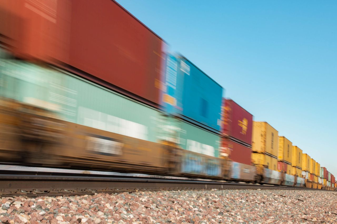 Przewóz jakich towarów może obejmować transport kolejowy?