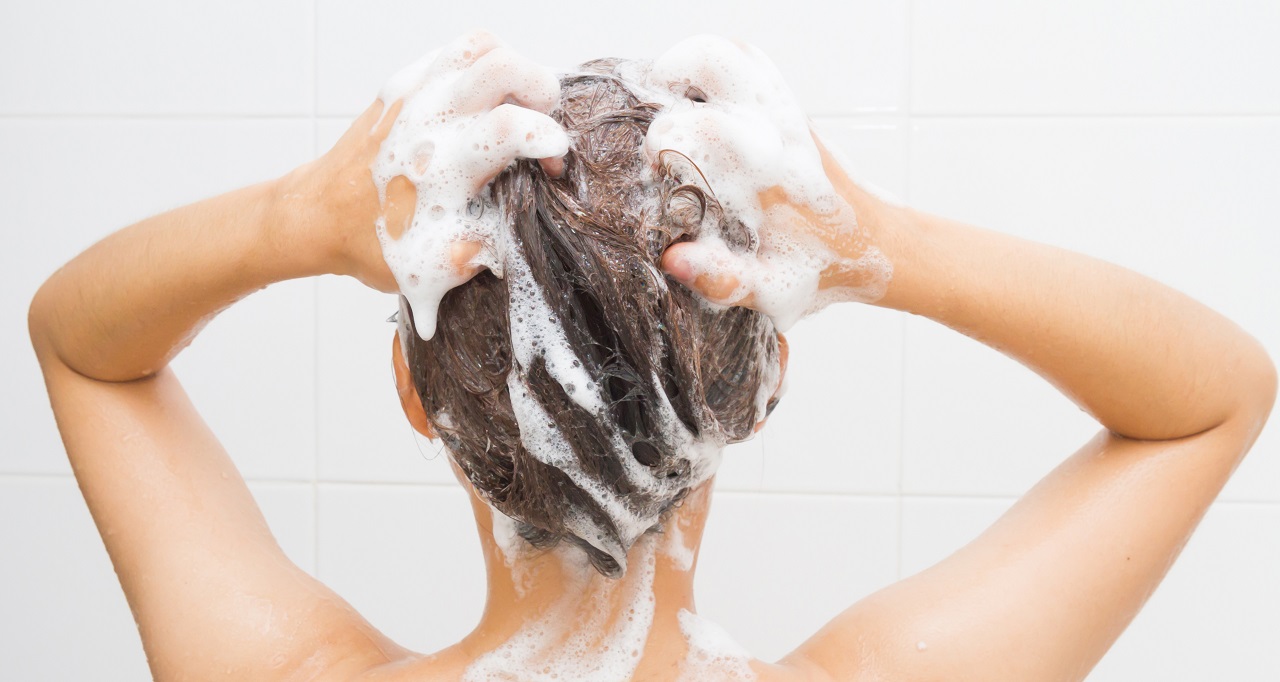 Na jakie właściwości zwrócić uwagę wybierając szampon do włosów?