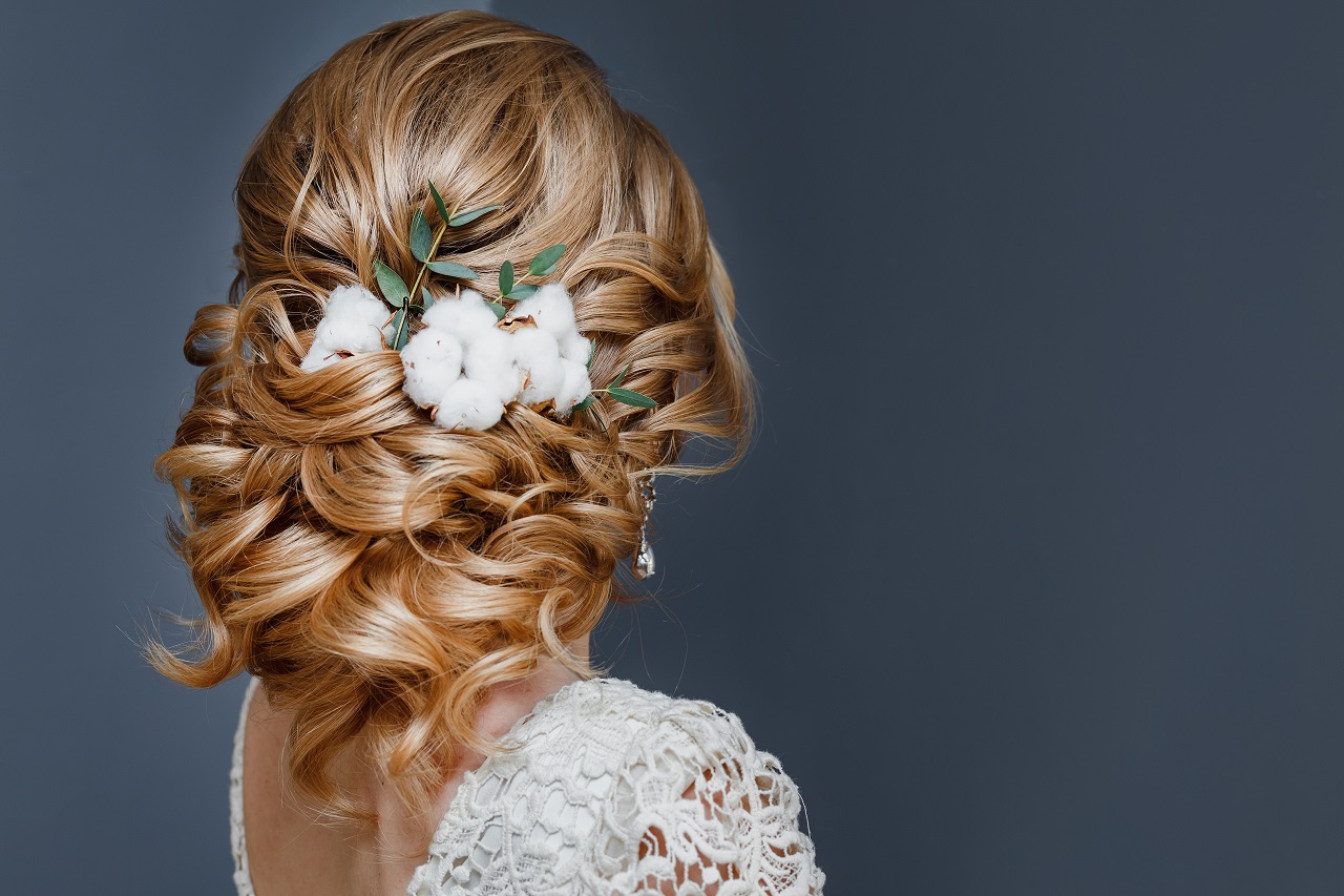Czy warto zrobić próbna fryzurę ślubną?