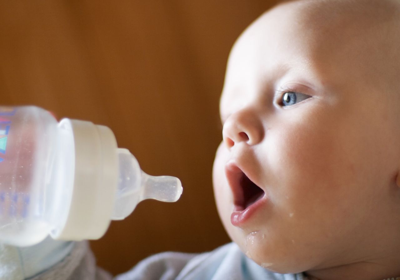 Mleko w proszku – czy jest to produkt odpowiedni dla niemowląt?
