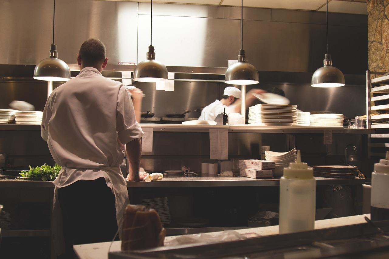 Podstawowe wyposażenie kuchni w restauracji – o czym należy pamiętać