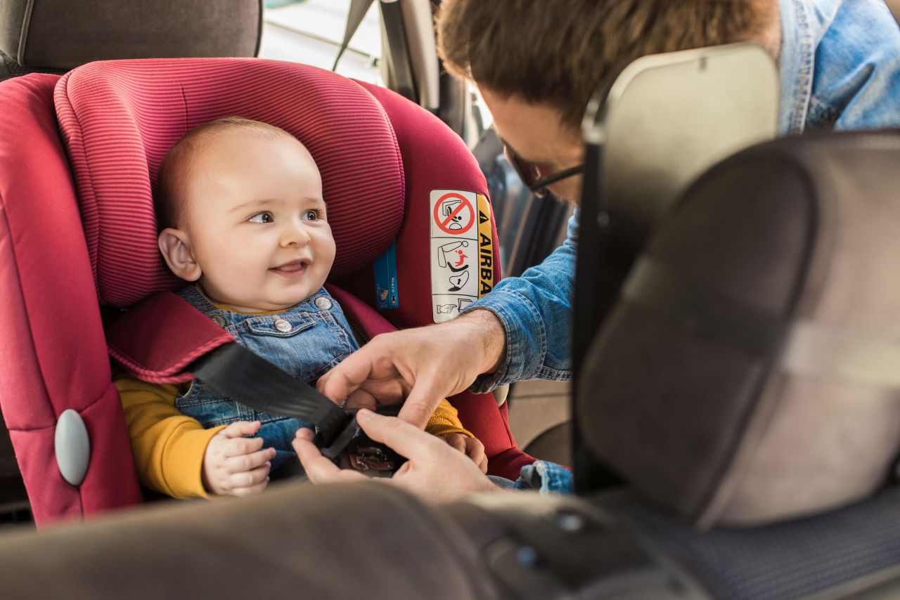 Transport niemowlęcia w podróży — na jakie produkty warto zwrócić uwagę?